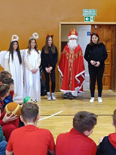 Ekipa MIkołaja odwiedza uczniów w sali gimnastycznej