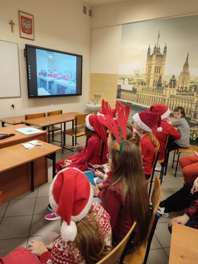 Uczniowie przedstawiają się swoim kolegom z krajów partnerskich.