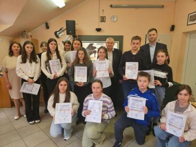 zdjęcie grupowe uczniów wraz z dyrektorem szkoły i nauczycielami