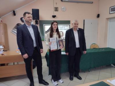 uczennica dyrektor szkoły i nauczyciel