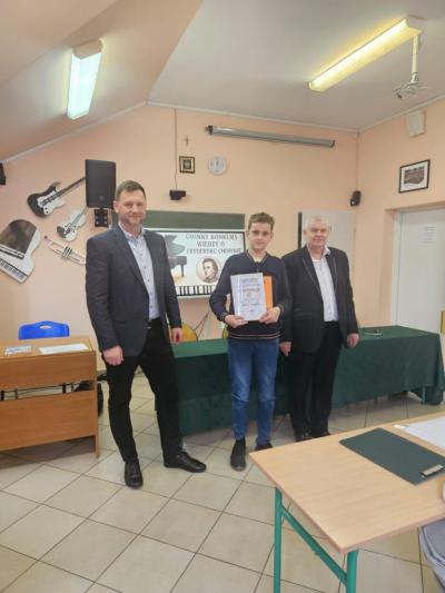 uczeń dyrektor szkoły i nauczyciel