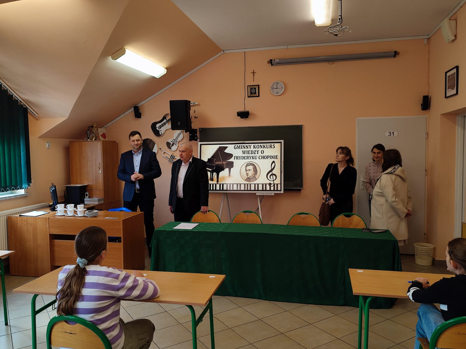 dyrektor szkoły i nauczyciele podczas powitania uczestników konkursu dyrektor szkoły i nauczyciele podczas powitania uczestników konkursu