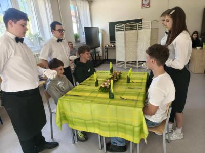 Udział w pokazie kelnerskim