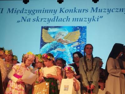 Laureatki podziwiają dyplomy