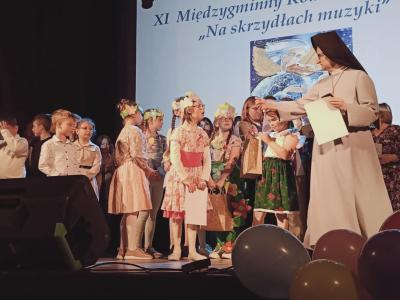 Laureatki z klasy 3b odbierają nagrody i gratulacje