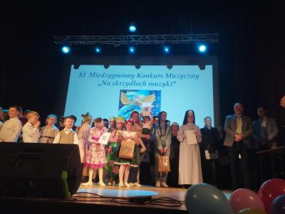 Pamiątkowe zdjęcie z wszystkimi uczestnikami konkursu Na skrzydłach muzyki
