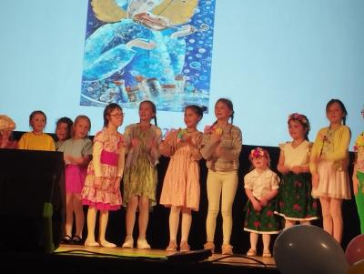 Wspólne zabawy integracyjne na scenie