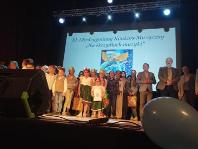 Wszyscy laureaci konkursu Na skrzydłach muzyki na scenie