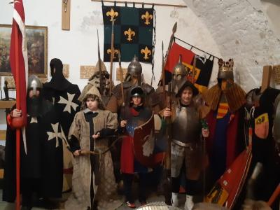 4 chłopców z klasy 5 przebranych w zbroje rycerskie w Zbrojowni w Sandomierzu