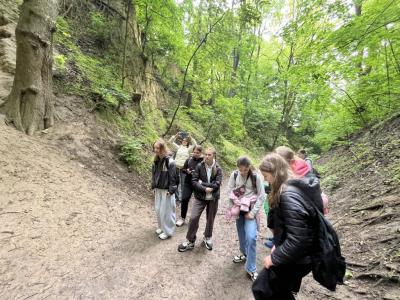 dziewczynki z klasy 5 na spacerze w Wąwozie Królowej Jadwigi.