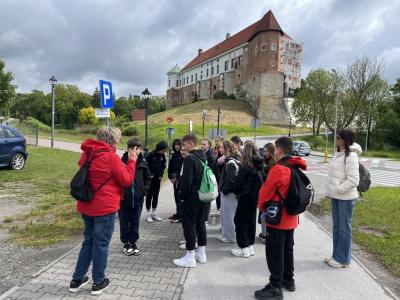 klasa 5 słucha przewodnika na wycieczce w Sandomierzu