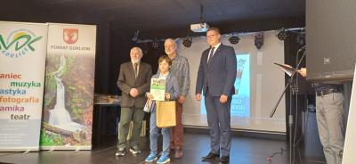 Uczeń odbiera nagrodę i dyplom