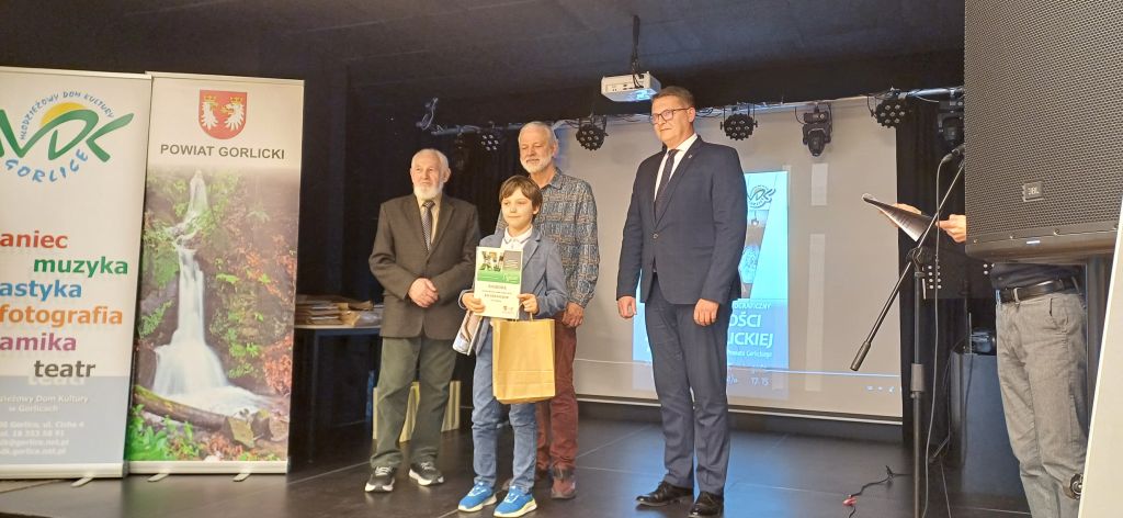 Uczeń odbiera nagrodę i dyplom Uczeń odbiera nagrodę i dyplom