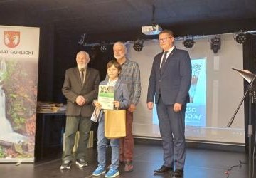 Uczeń odbiera nagrodę i dyplom Uczeń odbiera nagrodę i dyplom