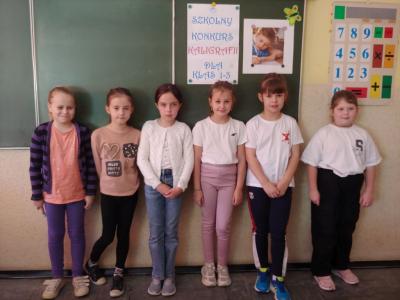 Uczestnicy szkolnego konkursu kaligrafii