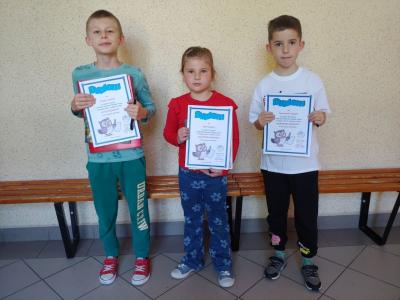Uczestnicy szkolnego konkursu kaligrafii