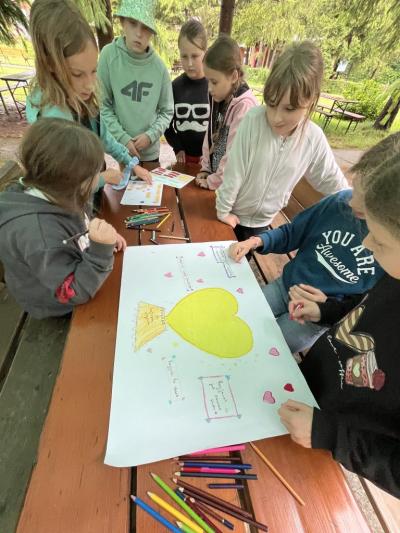 dziewczynki z klasy4a  rysują plakat związany z przyjaźnią