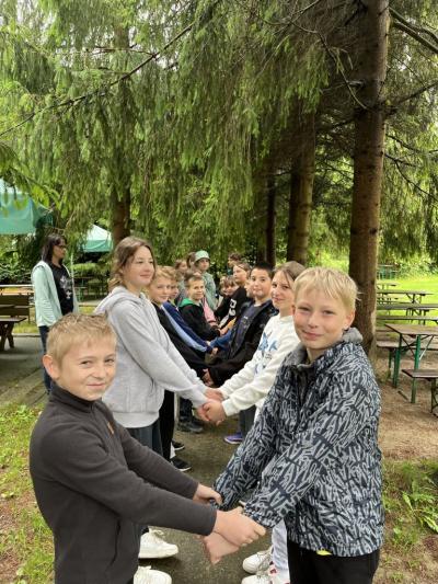 przygotowanie do gry w podskoki w parach