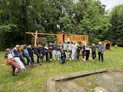 utworzenie żywego pomnika przyjaźni przez uczniów klasy 4 i wychowawczynię