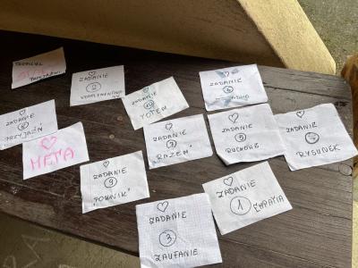 zadania na kartkach papieru do wykonania w ramach ewaluacji projektu o przyjaźni.