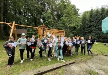 klasa 4 w raz z wychowawcą trzyma dyplomy z okazji zakończenia projektu o przyjaźni klasa 4 w raz z wychowawcą trzyma dyplomy z okazji zakończenia projektu o przyjaźni