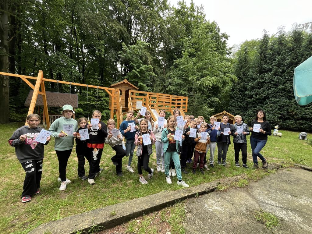 klasa 4 w raz z wychowawcą trzyma dyplomy z okazji zakończenia projektu o przyjaźni klasa 4 w raz z wychowawcą trzyma dyplomy z okazji zakończenia projektu o przyjaźni