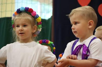 Chłopiec i dziewczynka pozują do zdjęcia