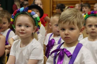 Chłopiec i dziewczynka pozują do zdjęcia