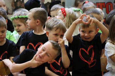 Dzieci siedzą na krzesełkach w rzędach