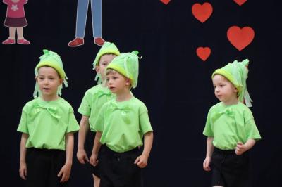 Dzieci tańczą na scenie