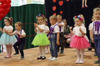 Grupka dzieci występuje na scenie
