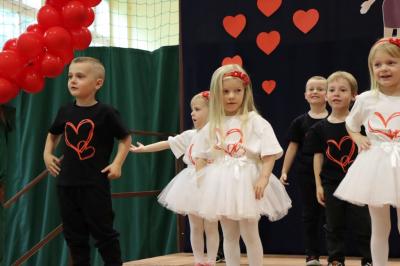Grupka dzieci występuje na scenie