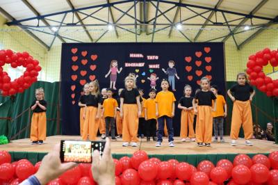 Grupka dzieci występuje na scenie