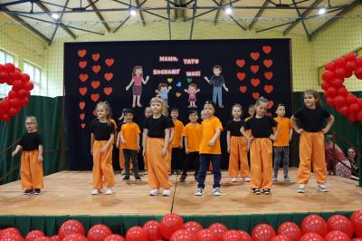 Grupka dzieci występuje na scenie