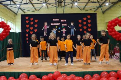 Grupka dzieci występuje na scenie