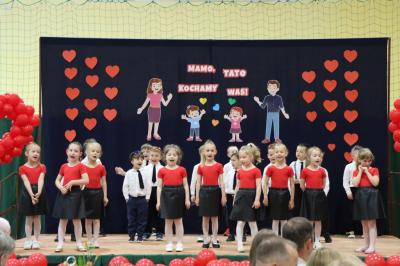 Grupka dzieci występuje na scenie