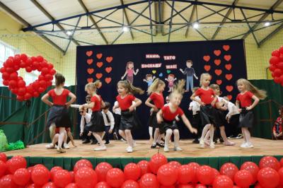 Grupka dzieci występuje na scenie
