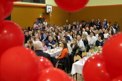 Serce z balonów i zaproszeni goście w hali sportowej