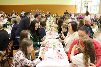 Zaproszeni goście siedzą przy stołach
