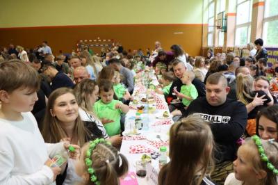 Zaproszeni goście siedzą przy stołach