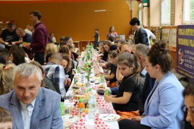 Zaproszeni goście siedzą przy stołach