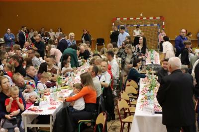 Zaproszeni goście siedzą przy stołach