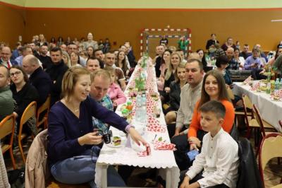 Zaproszeni goście siedzą przy stołach