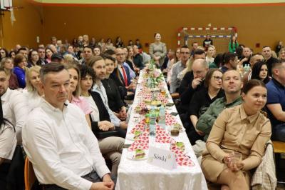Zaproszeni goście siedzą przy stołach