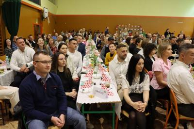 Zaproszeni goście siedzą przy stołach