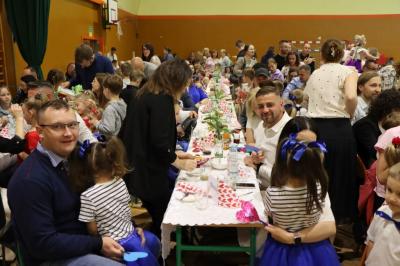 Zaproszeni goście siedzą przy stołach