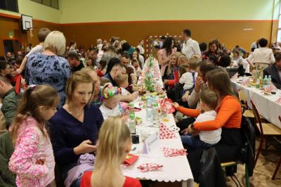 Zaproszeni goście siedzą przy stołach