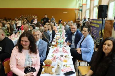 Zaproszeni goście siedzą przy stołach