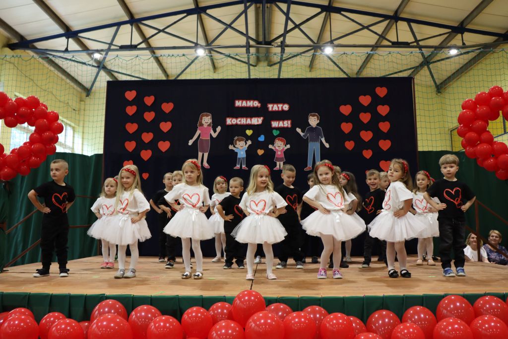 Grupka dzieci występuje na scenie Grupka dzieci występuje na scenie