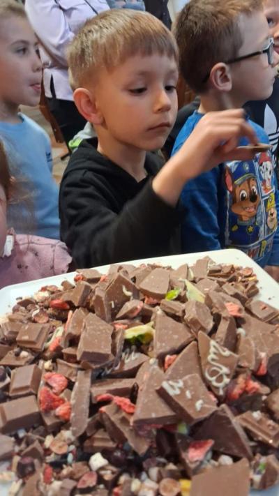 Wizyta przedszkolaków w fabryce czekolady i degustacja to wyjątkowe doświadczenie, które pozwala poczuć bogactwo smaków i aromatów różnych rodzajów czekolady. Podczas takiej degustacji dzieci próbują różnych wariantów: od mlecznej, przez gorzką, aż po bia